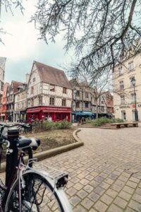 Les maisons à colombages dans le centre historique de Bourges / Photo par Romain Liger pour Koikispass
