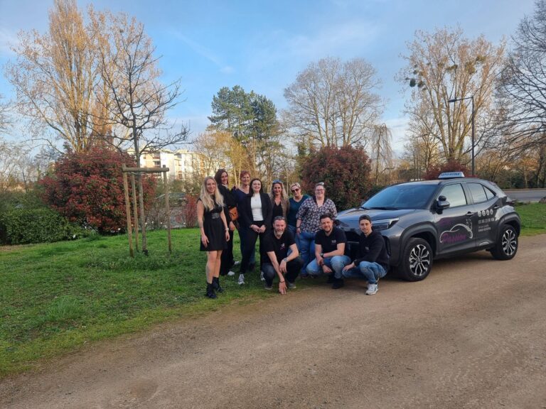 Toute l’équipe d’Auto-moto Passion, l’école de conduite qui propose des cours de conduite PMR