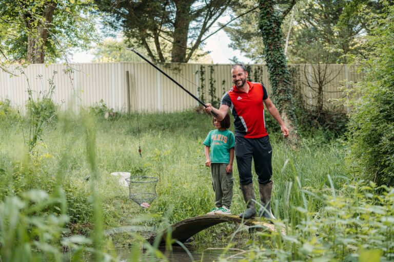 Kevin et son fils Tewis pêchent les écrevisses dans la Nièvre Photo par Romain Liger pour Koikispass