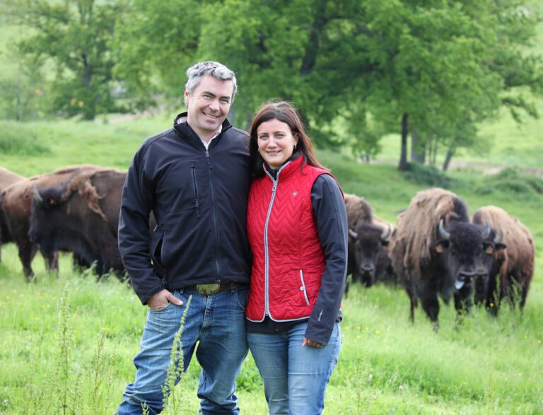 Christel et Matthieu Péron sont à la tête d'un élevage de bisons dans l'Allier / Photo par Les Bisons d'Auvergne