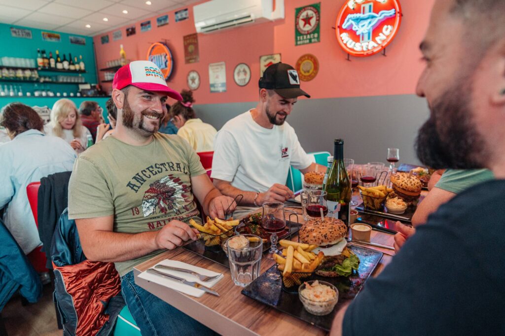 Chez Old School Diner dans le Morvan, on est plongés dans une ambiance de diner à l'américaine / Photo par Romain Liger pour Koikispass