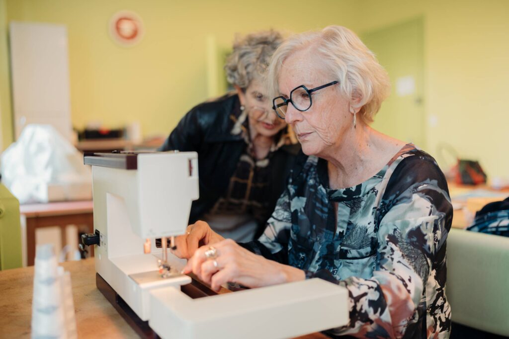 Le Réseau nivernais des savoirs pratique la « réciprocité ouverte » : une personne peut offrir un savoir à une deuxième personne qui, elle, offre son savoir à une troisième personne / Photo par Romain Liger pour Koikispass