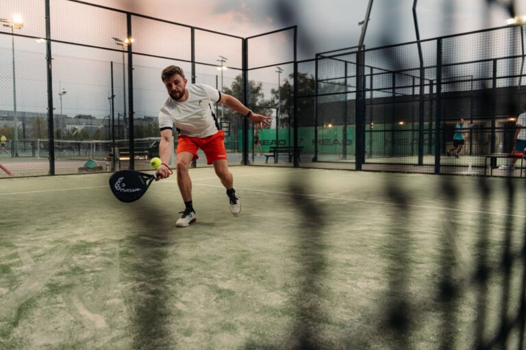 L’ASPTT Nevers dispose de courts de padel en plein air / Photo par Romain Liger pour Koikispass