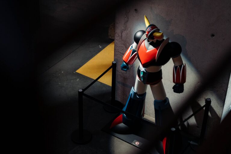 L’exposition « Robots de fer » réunit la collection d’un passionné sous une halle classée monument historique dans le Cher / Photo par Romain Liger pour Koikispass