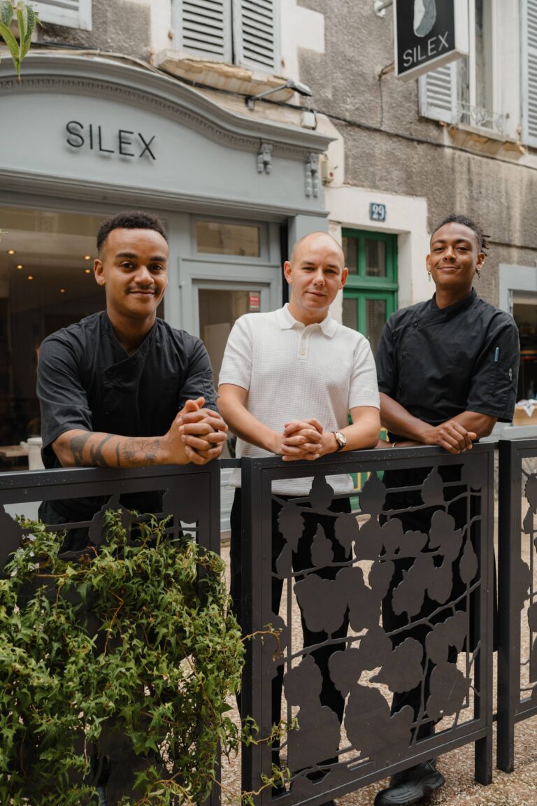 Mawuli Joseph (à g.), Charles Roudier (au centre) et Kamsour Joseph, le trio fondateur du Silex à Nevers / Photo par Clément Millot pour Koikipsass